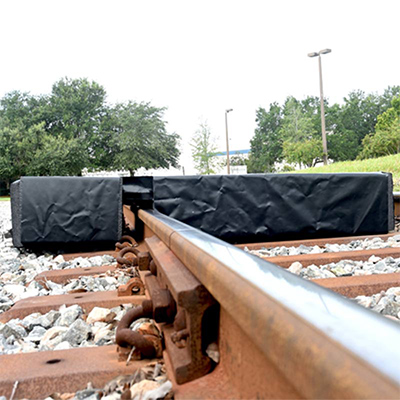 Railcar spill containment berms